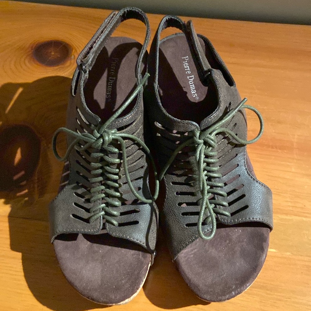 Pierre Dumas brown sandals with Velcro side strap size 7.5